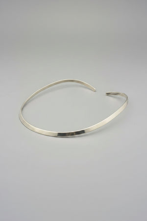 Luna Eclat silver choker styled