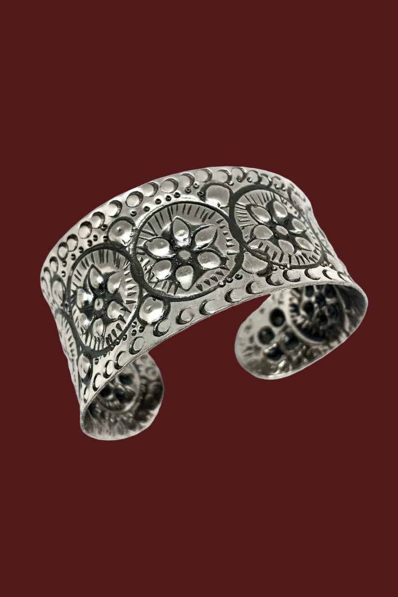 Handmade Flower Kashi bracelet – antique silver-tone