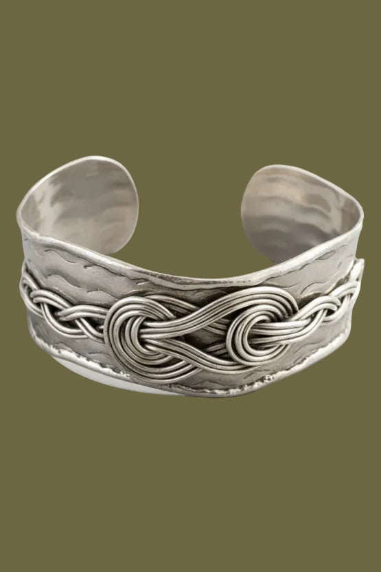 Kashi cuff bracelet silver close up