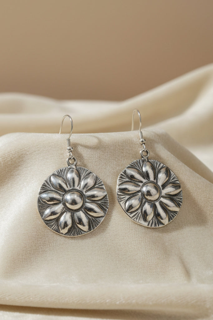 Flower Kashi antique silver daisy drop earrings